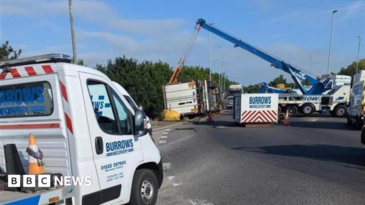 Stretch of A46 near Newark closed after lorry overturns