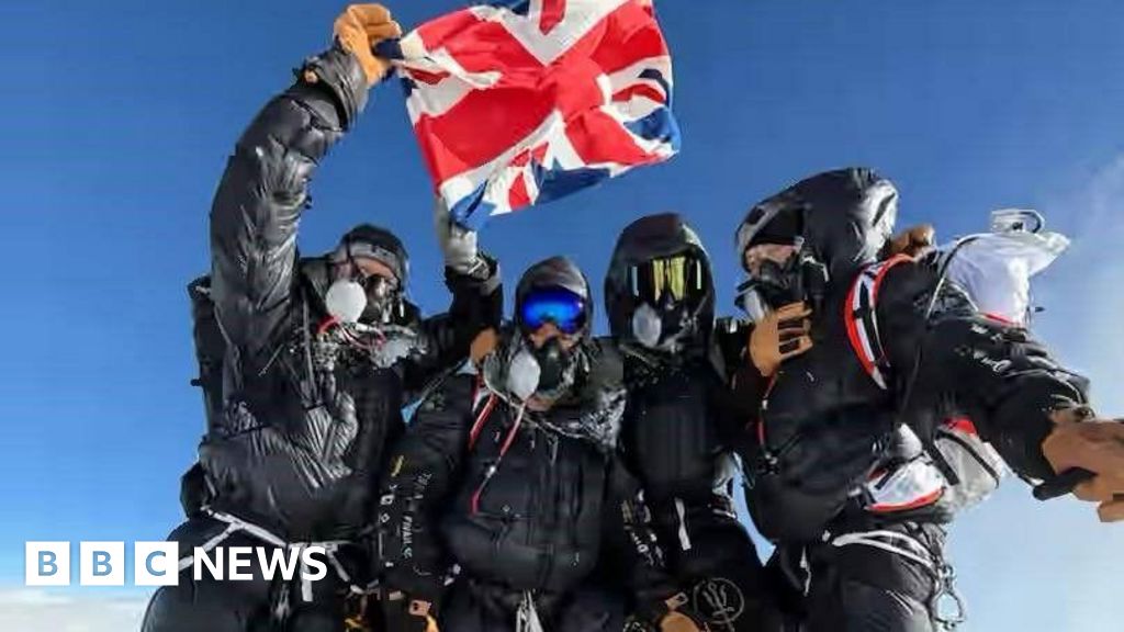 Everest: British soldiers make history with new method